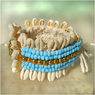 bracelet en cauris support coton crochet perles bleues et dorées artisanat de Bali