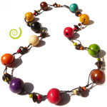 Colliers en bois et couleurs