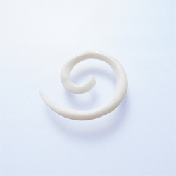 Écarteur oreille en os blanc spirale 3 millimtres artisanat de Bali