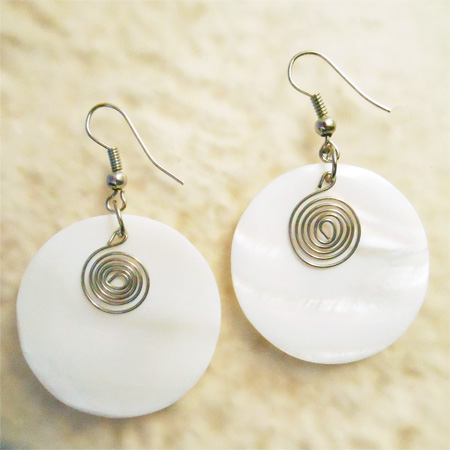 Boucles d'oreilles rondes en nacre blanche avec spirale en metal