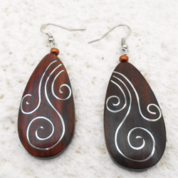 Boucles d'Oreilles en Bois Gouttes avec Décor Arabesques en métal