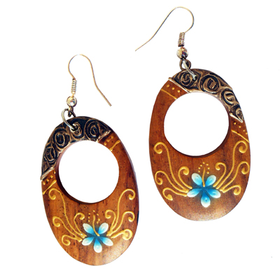 boucles d'oreilles en bois ovales décor peint frangipaniers bleus