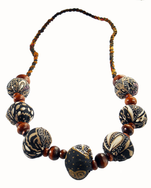 Collier en bois original fantaisie ethnique perles bois et tissu batik artisanat création originale Collier en bois original fantaisie ethnique perles bois et tissu batik artisanat création originale
