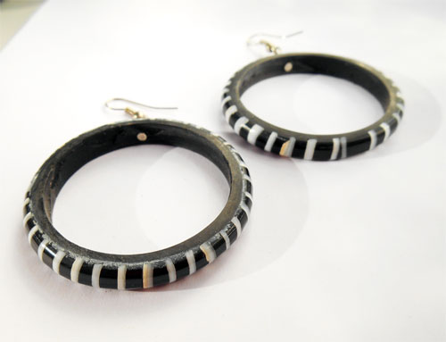 Boucles d'oreilles anneaux en résine et coquillages noirs et blancs artisanat indonésien