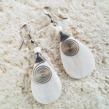 Boucles d'oreilles blanches originales en nacre de coquillage en forme de goutte avec une spirale en métal artisanat de Balile