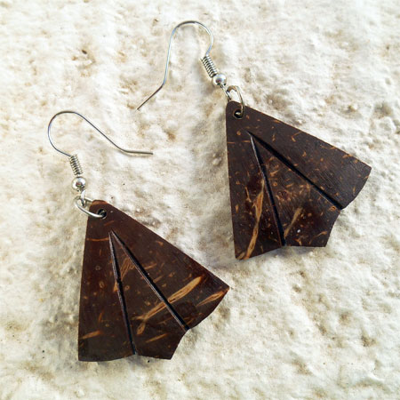 Boucles d'oreilles originales pendants triangles en noix de coco artisanat de Bali