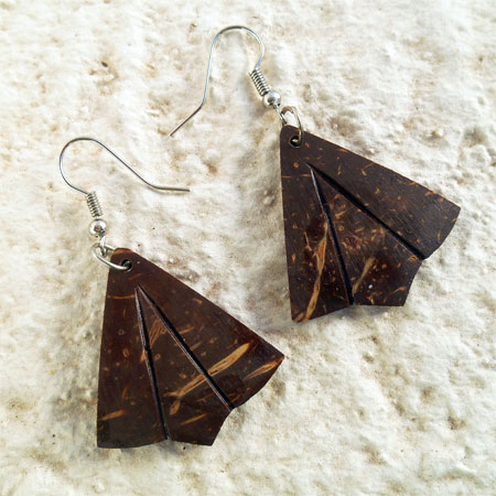 Boucles d'oreilles originales pendants triangles en noix de coco artisanat de Bali Boucles d'oreilles originales pendants triangles en noix de coco artisanat de Bali