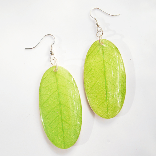 Boucles d'oreilles vraies feuilles végétales dans résine creation artisanale