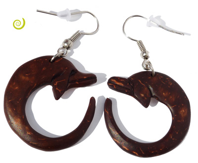 Boucles d'oreilles originales pendants Dauphins en noix de coco Artisanat de Bali