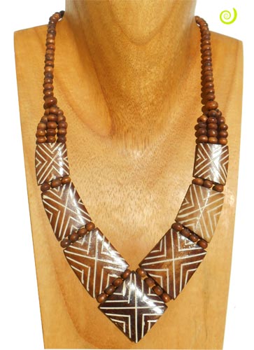 Collier ethnique en os gravé tons marrons bruns artisanat de Bali