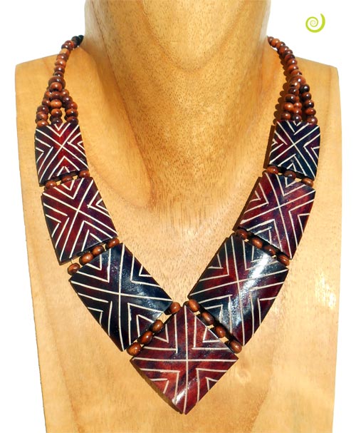 collier plastron en os tons marrons rouges style ethnique artisanat de Bali