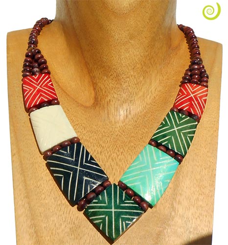 collier plastron 7 parties en os gravé teinté multicolore artisanat de Bali collier plastron 7 parties en os gravé teinté multicolore artisanat de Bali