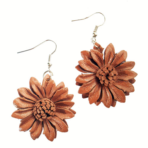 boucles d'oreilles originales marron brun clair fleurs marguerites en cuir artisanat