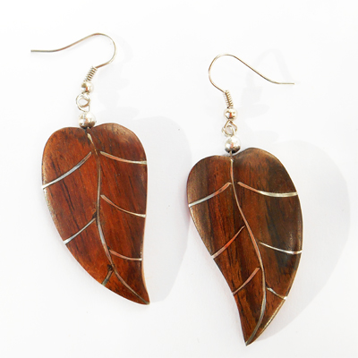 Boucles d'oreilles pour femmes feuilles en bois et métal bijou d'oreille creation artisanale