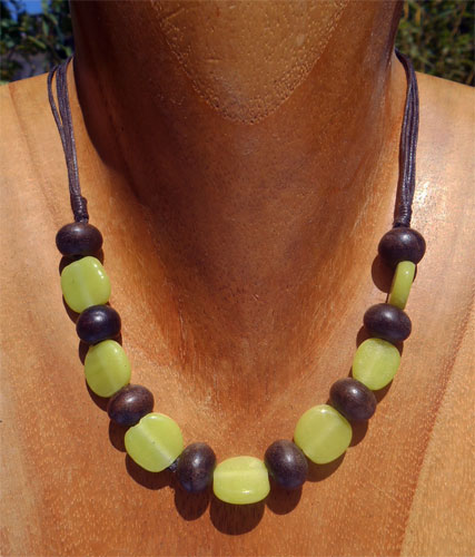 Collier ras de cou en bois et pate de verre vert anis artisanat de Bali