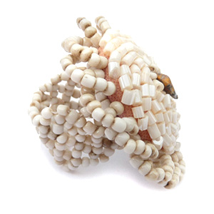 Grosse bague artisanale en perles de rocaille faite main