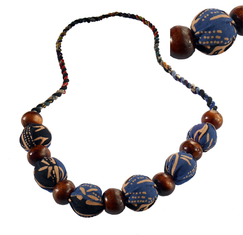 collier bois et coton perles et batik indonésien création artisanale