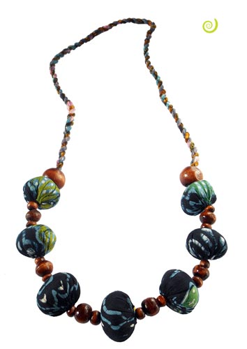 Collier artisanat de java perles en bois et en tissu batik couleur vert bleu marron