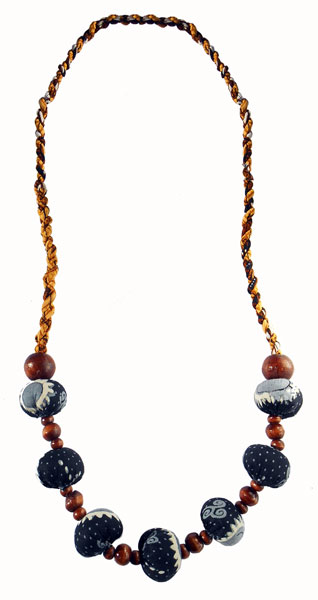 Collier fantaisie ethnique en bois et tissu batik artisanat de Java Création originale Collier fantaisie ethnique en bois et tissu batik artisanat de Java Création originale