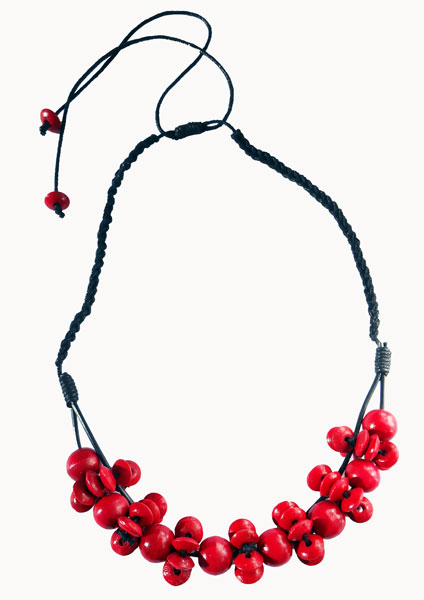 Collier rouge cordon noir tressé et perles en bois creation originale et artisanale