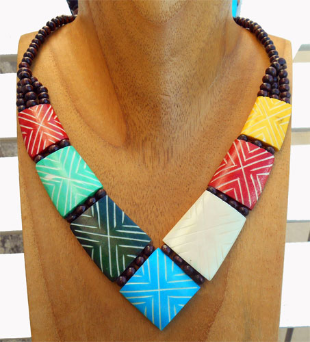 collier ethnique multicolore plastron en os avec gravure artisanal