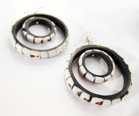 Boucles d'oreilles doubles anneaux en résine et coquillages Tigra artisanat indonésien
