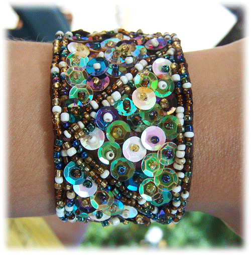 Bracelet manchette broderie de rocailles et sequins chic et original