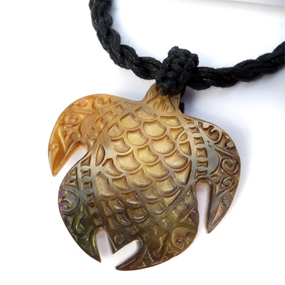 collier pendentif tortue en nacre foncée artisanal collier pendentif tortue en nacre foncée artisanal