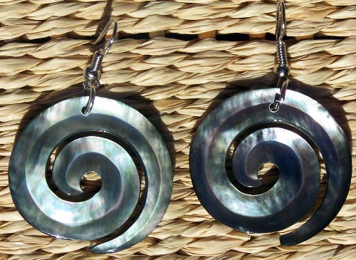 Boucles d'Oreilles en nacre naturelle en forme de spirale artisanat de Bali