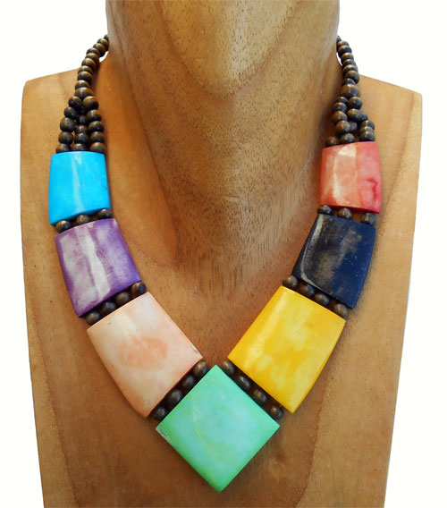 collier os en v plastron ethnique multicolore artisanat indonesien