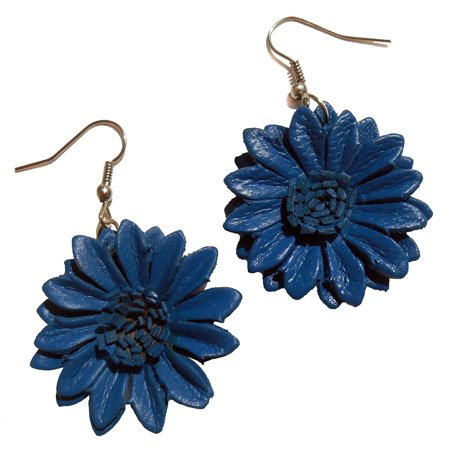 boucles d'oreilles originales bleu foncé bleu cobalt fleurs marguerites en cuir artisanat