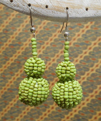 Boucles d'oreilles vertes originales boules en perles de rocaille vert anis