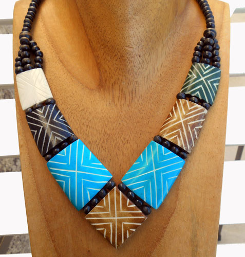 collier ethnique turquoise et marron plastron en os avec gravure artisanal collier ethnique turquoise et marron plastron en os avec gravure artisanal