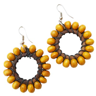 boucles oreilles en bois jaunes fantaisie originales perles en bois et anneaux en noix de coco