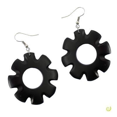 boucles d'oreilles en bois originales pendantes forme roue noires boucles d'oreilles en bois originales pendantes forme roue noires