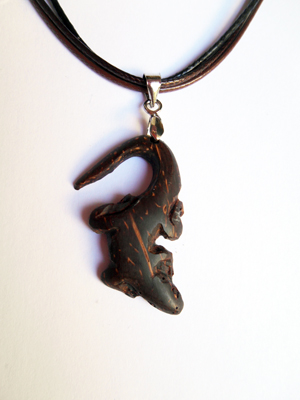 pendentif gecko en noix de coco sur collier