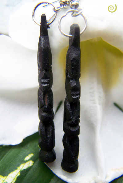 paire de boucles d'oreilles en bois originales statuettes ethniques