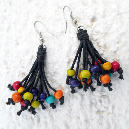 boucles d'oreille bois originales grappe de perles en bois multicolores sur cordon de coton noir artisanat de Bali