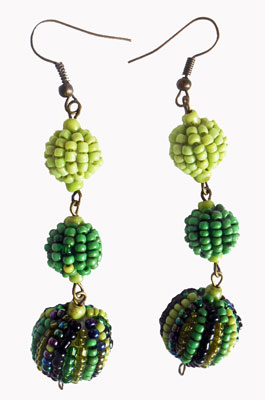 Boucles d'oreilles longues tons verts boules en perles de rocaille - Artisanat Indonésien