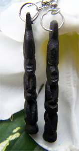 paire de boucles d'oreilles en bois originales statuettes tribales paire de boucles d'oreilles en bois statuettes ethniques