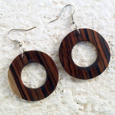 Boucles d'oreilles originales en bois naturel veinage apparents cercles plats artisanat Boucles d'oreilles originales en bois naturel veinage apparents cercles plats artisanat