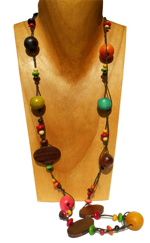 Collier perles en bois multicolore et bois naturel creation artisanale de Bali