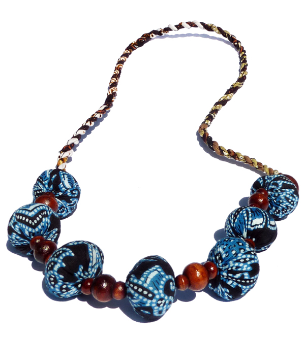 Collier perles en bois et en tissu batik couleurs bleu indigo