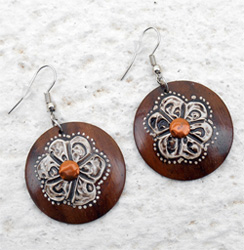 Boucles d'oreilles Bois rondes motif fleurs en relief - Peintes à la main