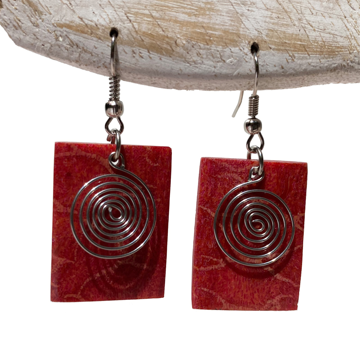 Boucles d'oreilles originales rectangles en corail rouge naturel artisanat de Bali