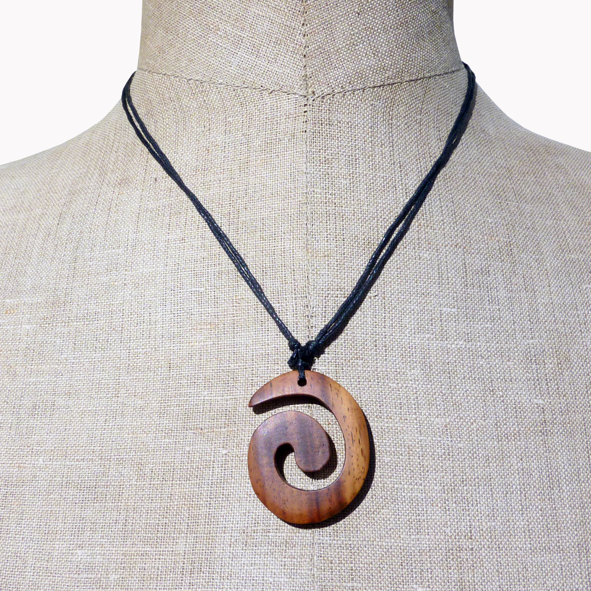 Pendentif spirale en bois exotique naturel sur cordon ajustable