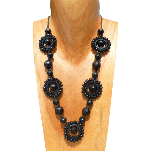 Collier en bois original entièrement noir modèle Soleil anneaux et perles artisanat