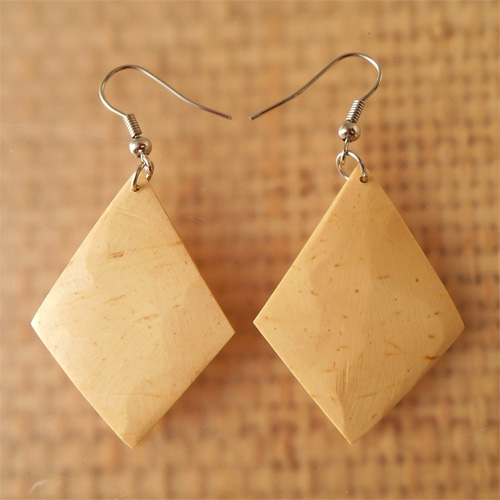 Boucles d'oreilles originales pendants losanges en noix de coco claire naturelle sytle ethnique asie du sud est et ocean pacifique Boucles d'oreilles originales pendants losanges en noix de coco claire naturelle sytle ethnique asie du sud est et ocean pacifique