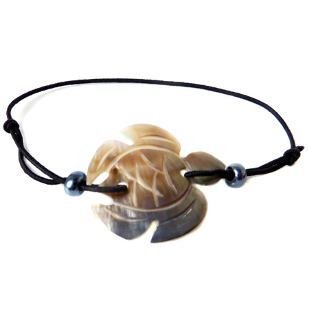 Bracelet petite tortue en nacre sur élastique noir artisanat balinaise