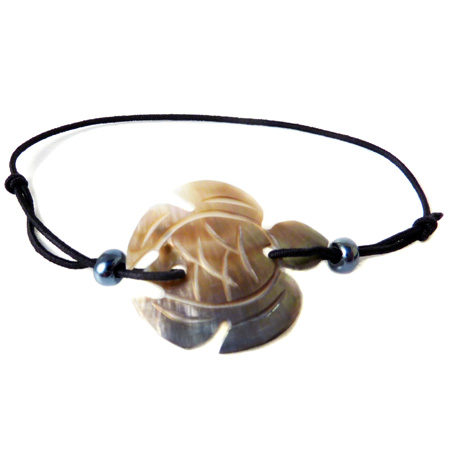 Bracelet petite tortue en nacre sur élastique noir artisanat balinaise Bracelet petite tortue en nacre sur élastique noir artisanat balinaise